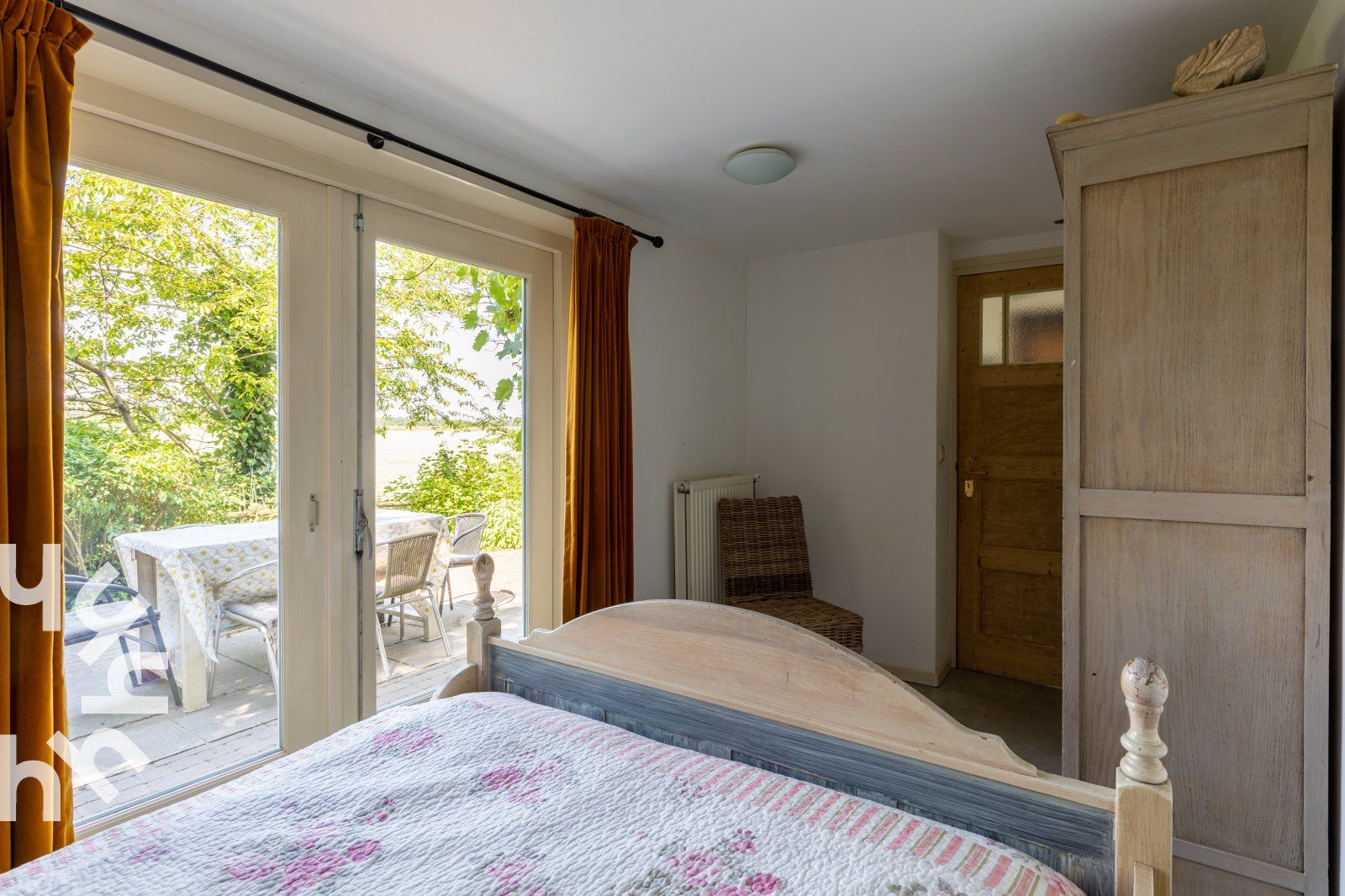 Stilvolles Badezimmer im Ferienhaus ZE184 mit klassischen Fliesen und Holzakzenten in Kamperland, Zeeland.