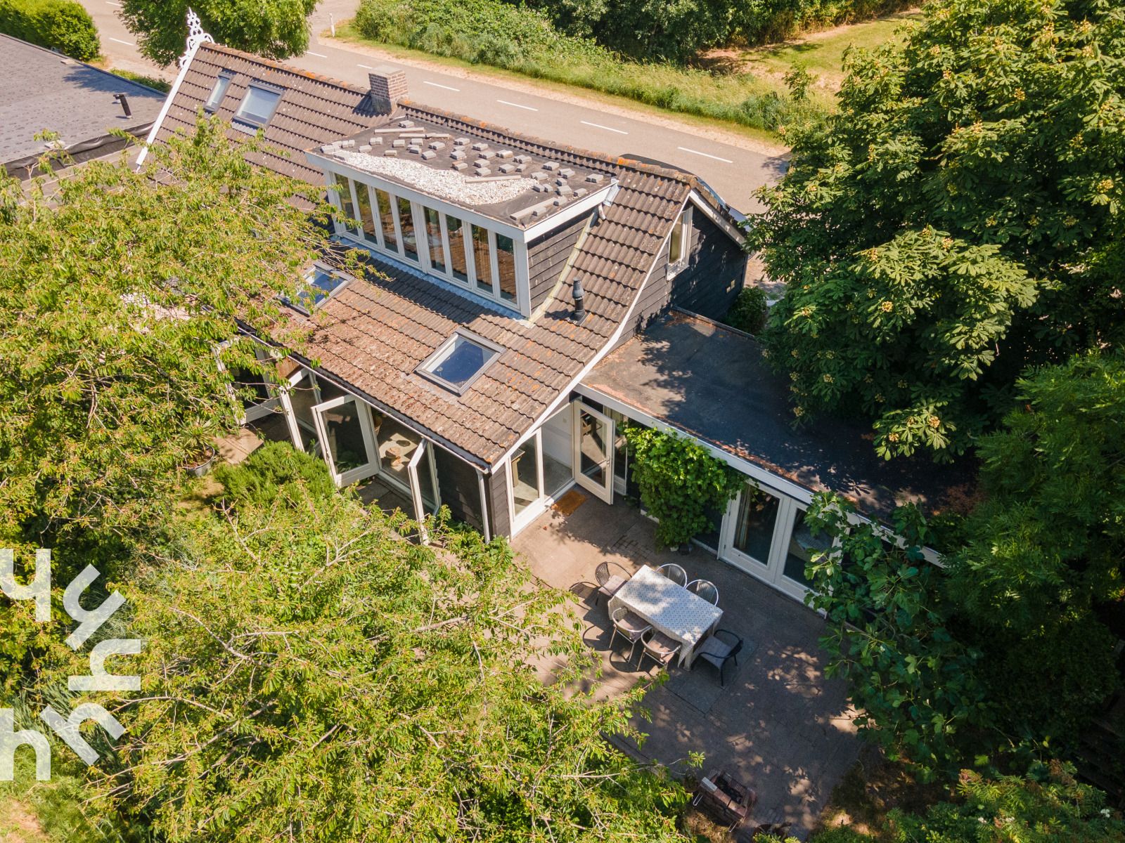 Eingang zum Ferienhaus ZE184, umgeben von Gruenpflanzen in Kamperland, Nord-Beveland.