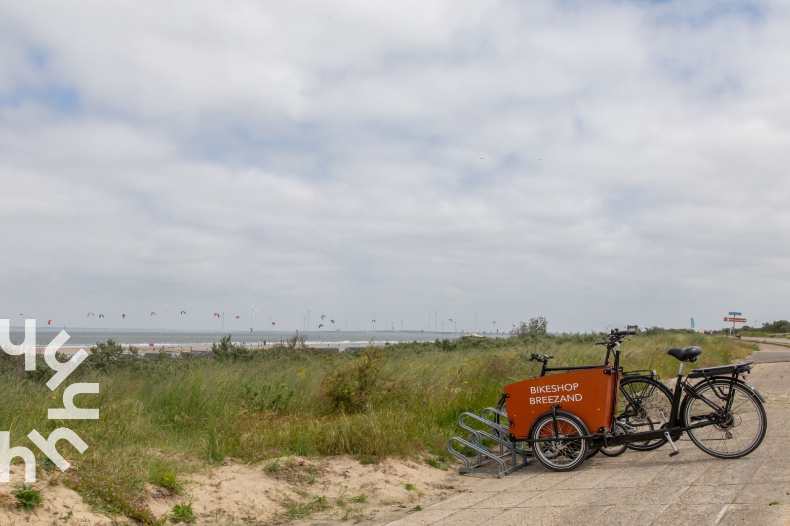 Luftaufnahme des Ferienhauses ZE184 inmitten der weiten Felder in Kamperland, Zeeland.
