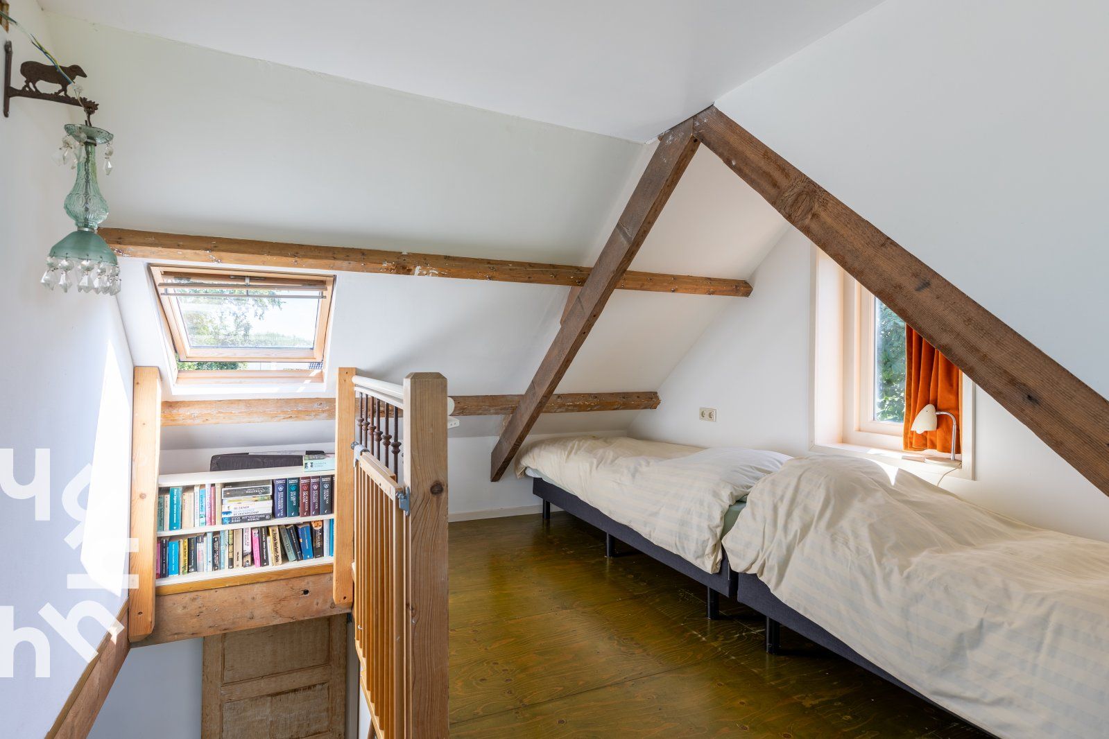 Esszimmer mit bunten Stuehlen im Ferienhaus ZE184, Kamperland, Noord-Beveland, Zeeland.