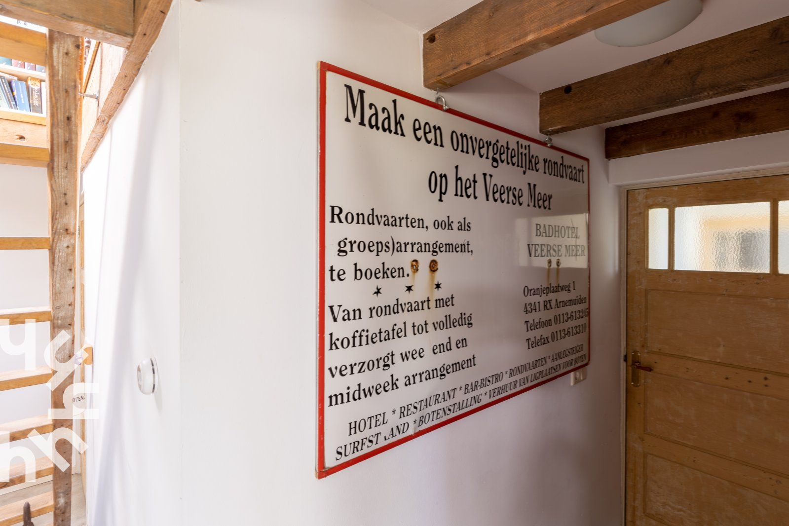 Schlafzimmer mit Holzbalken und Backsteinwand im Ferienhaus ZE184, Kamperland, Zeeland.