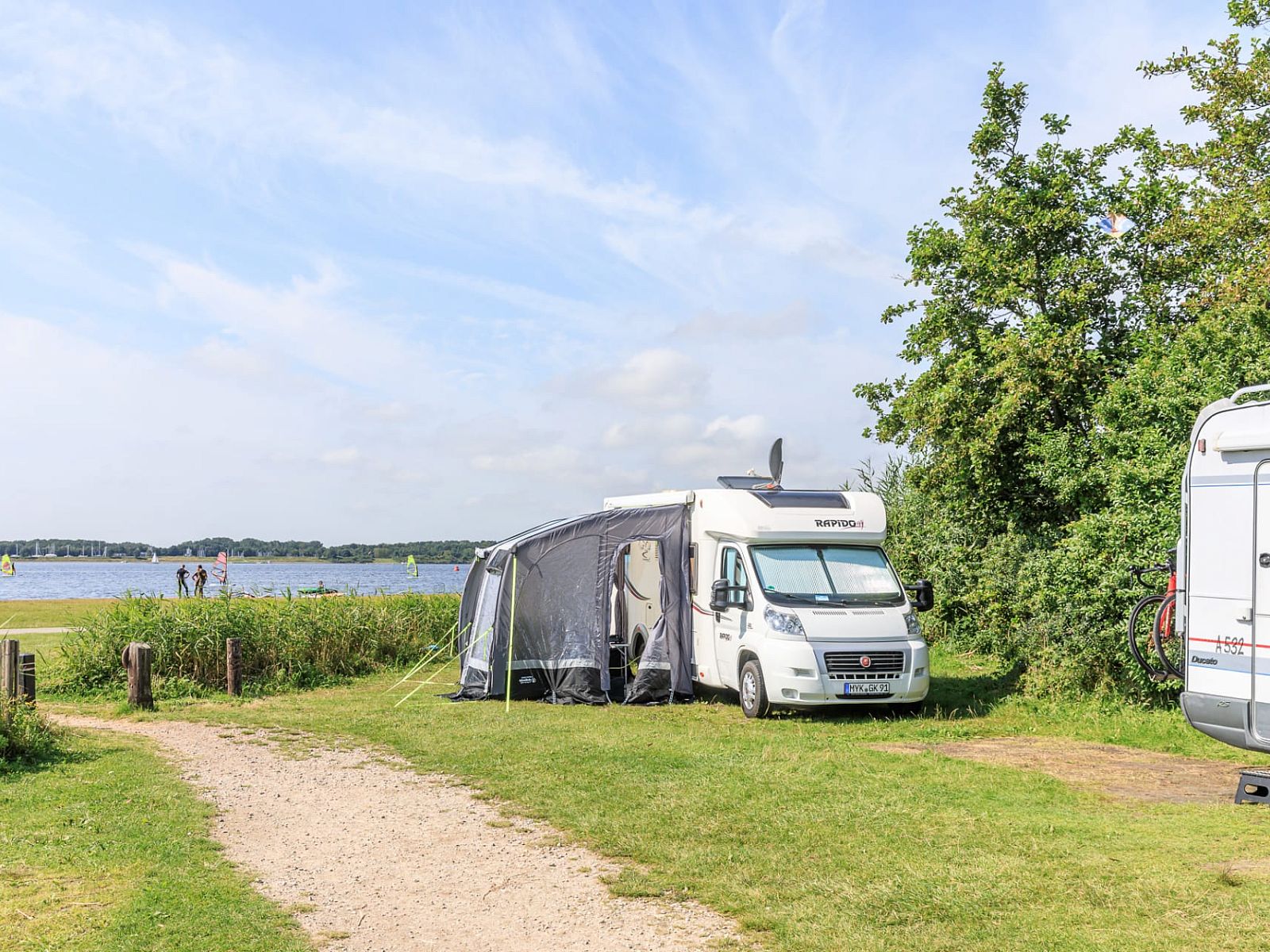 Geniessen Sie die Aussicht auf den See auf dem Wohnmobilstellplatz RCN de Schotsman | Comfort in Kamperland, Noord-Beveland, Zeeland.