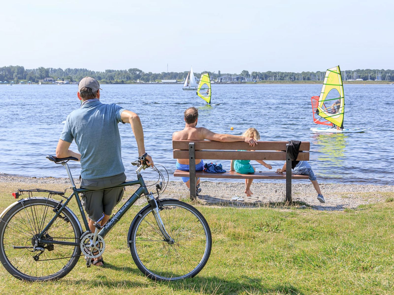 Bewundern Sie die Wassersportaktivitaeten auf dem Wohnmobilstellplatz RCN de Schotsman | Comfort in Kamperland, Noord-Beveland, mit herrlicher Aussicht.