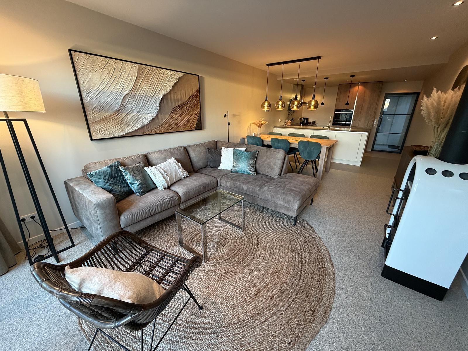 Stijlvolle woonkamer in Havenweg 24, Kamperland. Luxe vakantiehuis met moderne inrichting en gezellige zithoek in Zeeland.