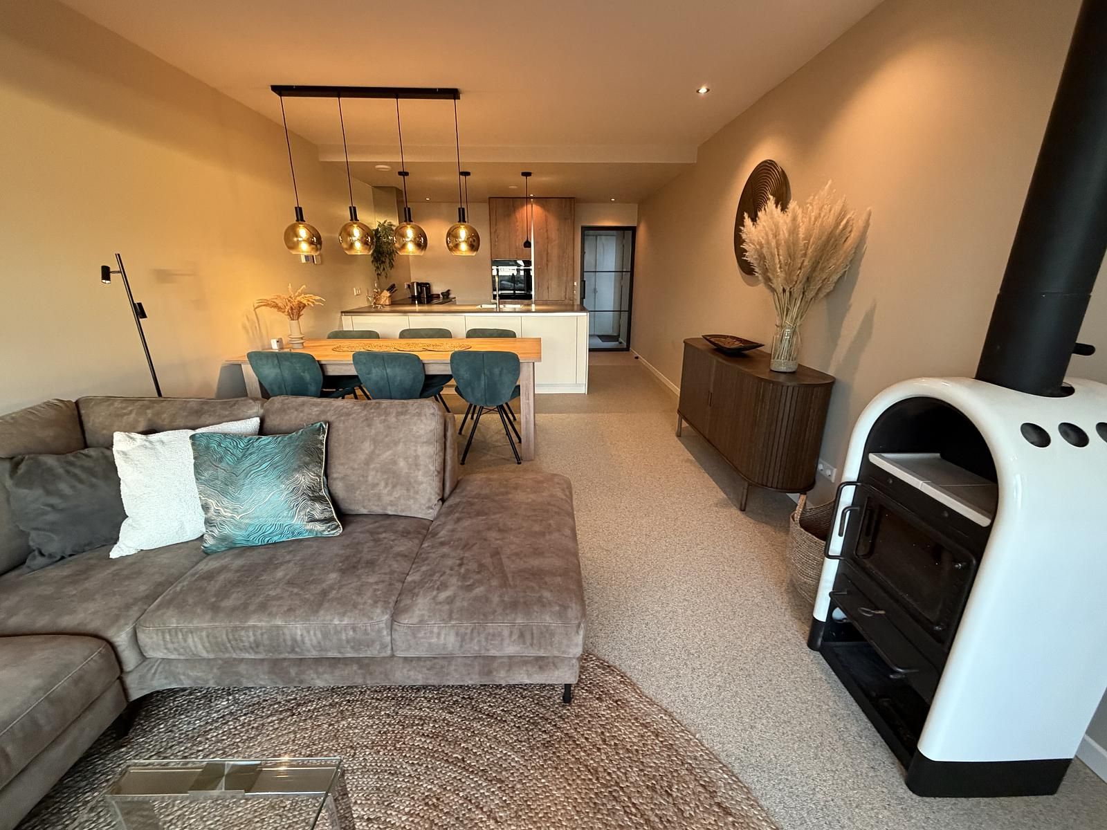 Stijlvolle woonkamer van vakantiehuis Havenweg 24 in Kamperland, Zeeland, met moderne inrichting en gezellige sfeer.