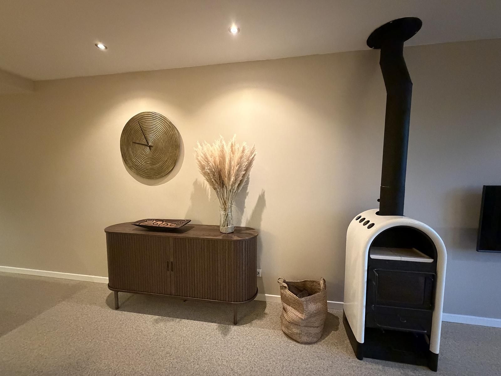 Gezellige woonkamer van Havenweg 24 in Kamperland, Noord-Beveland, Zeeland met stijlvolle houtkachel en moderne inrichting.