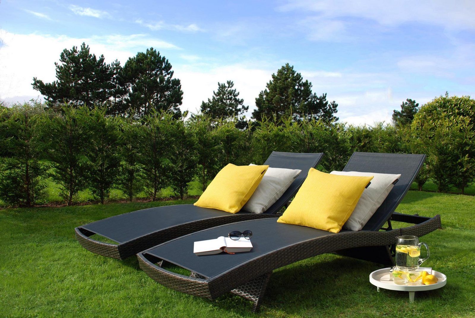 Bequeme Liegestuehle im Garten des Ferienhauses VZ1178 in Kamperland, ideal zum Entspannen.