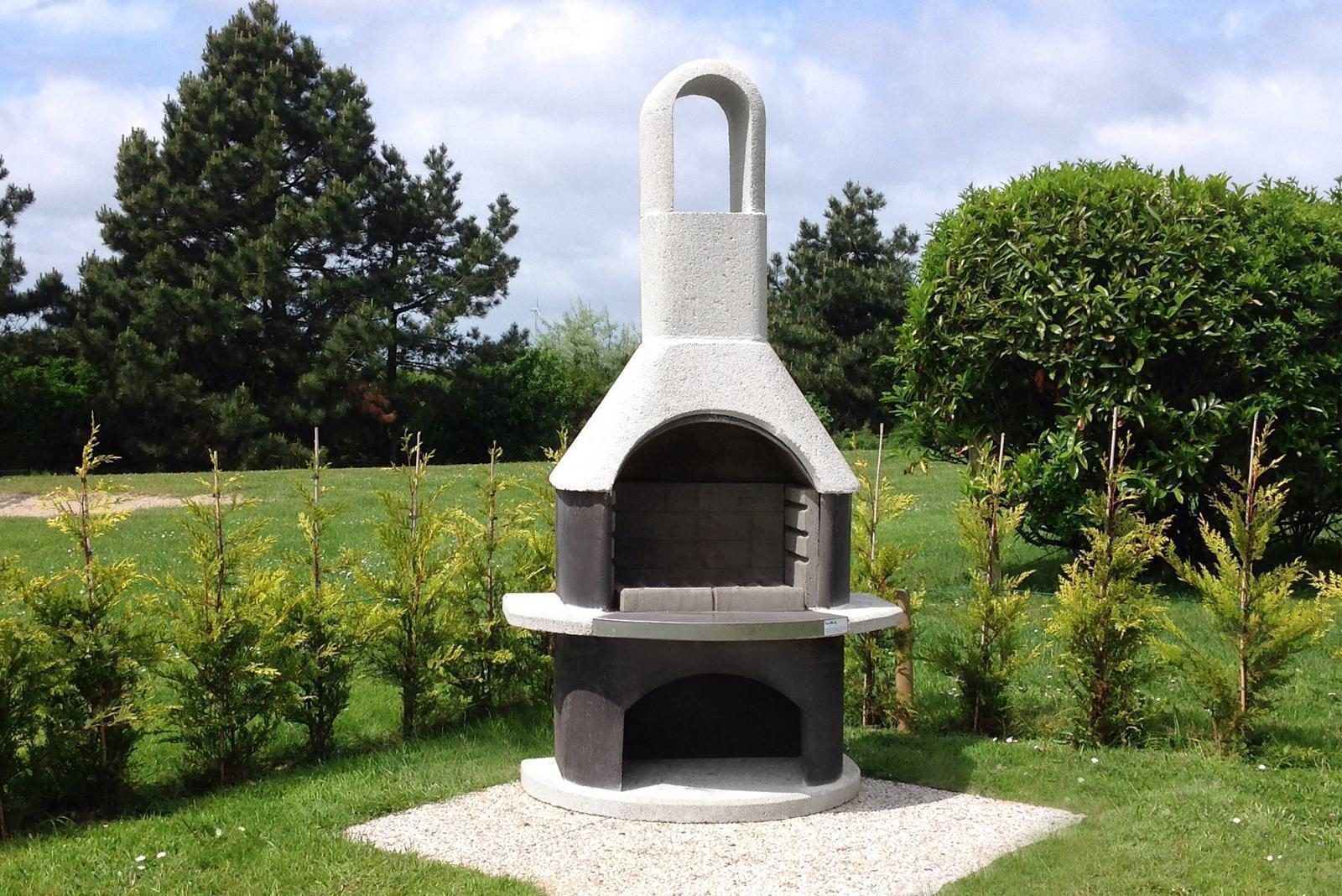 Stilvoller Aussenkamin im Garten des Ferienhauses VZ1178 in Kamperland, perfekt fuer Sommerabende.