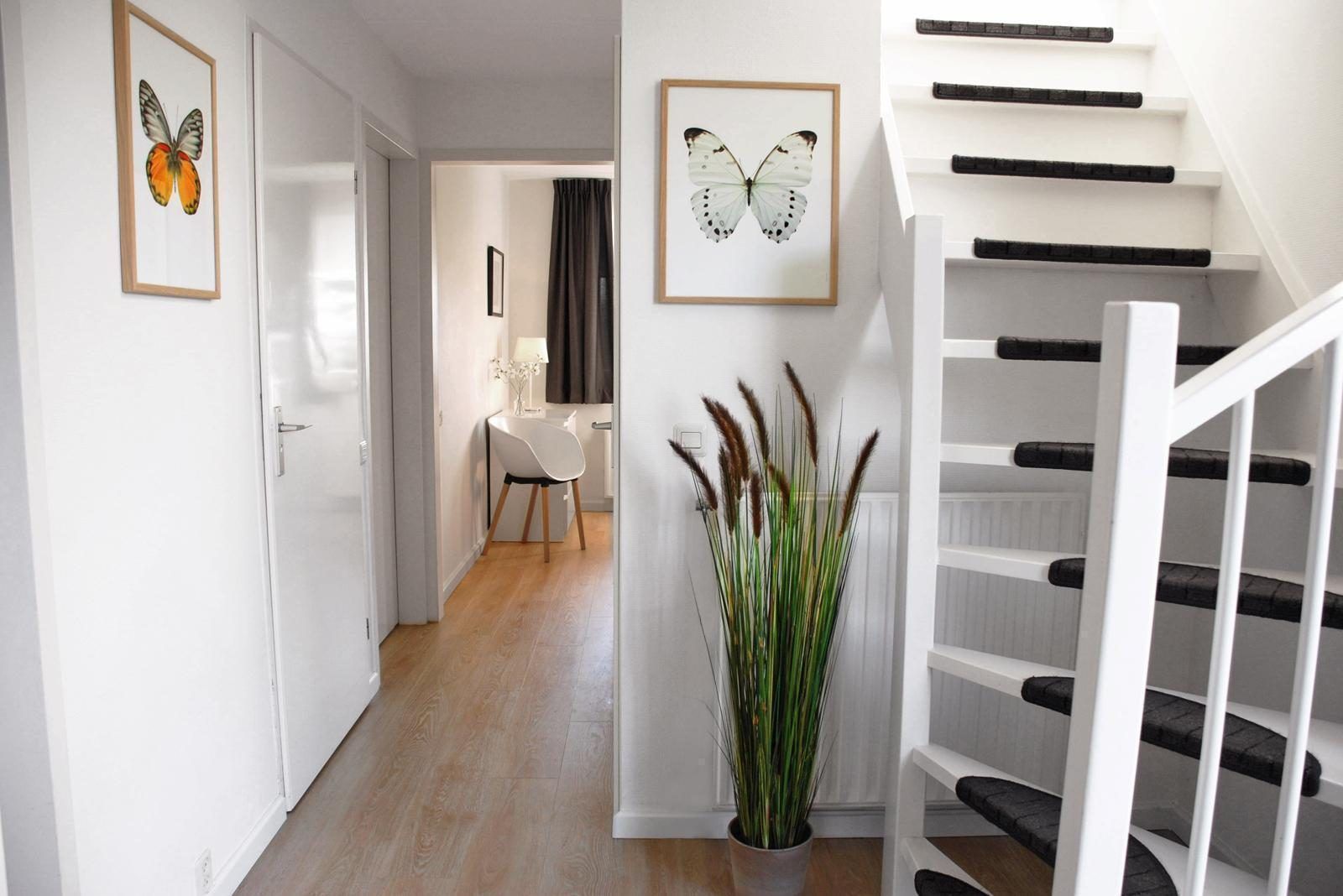 Treppe und Flur in VZ1178 Ferienhaus in Kamperland, mit moderner Einrichtung und heller Oberflaeche.