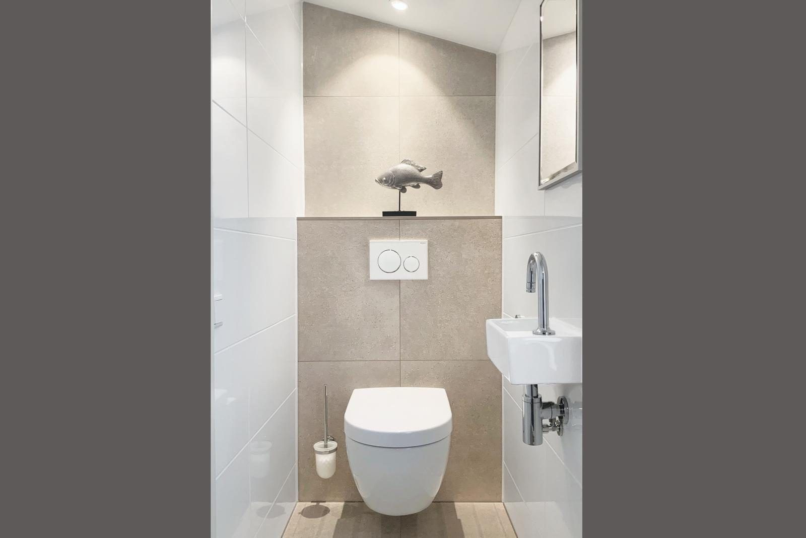 Stilvolles Badezimmer mit Toilette im Ferienhaus VZ1178 in Kamperland, mit moderner Ausstattung.