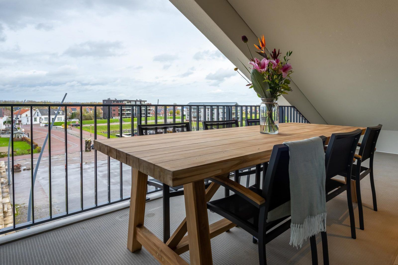 Geraeumige Terrasse von VZ2303 Luxus-Penthouse in Kamperland mit Blick auf Kamperland, Nord-Beveland, Zeeland.