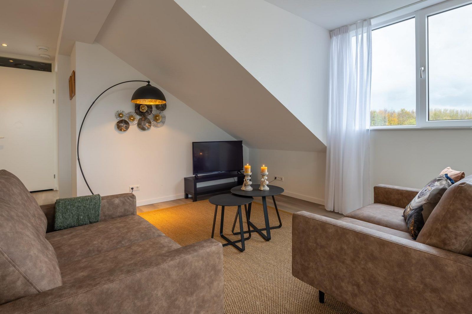 Gemuetliches Wohnzimmer im VZ2303 Luxus-Penthouse in Kamperland, Nord-Beveland, mit bequemer Sitzecke.