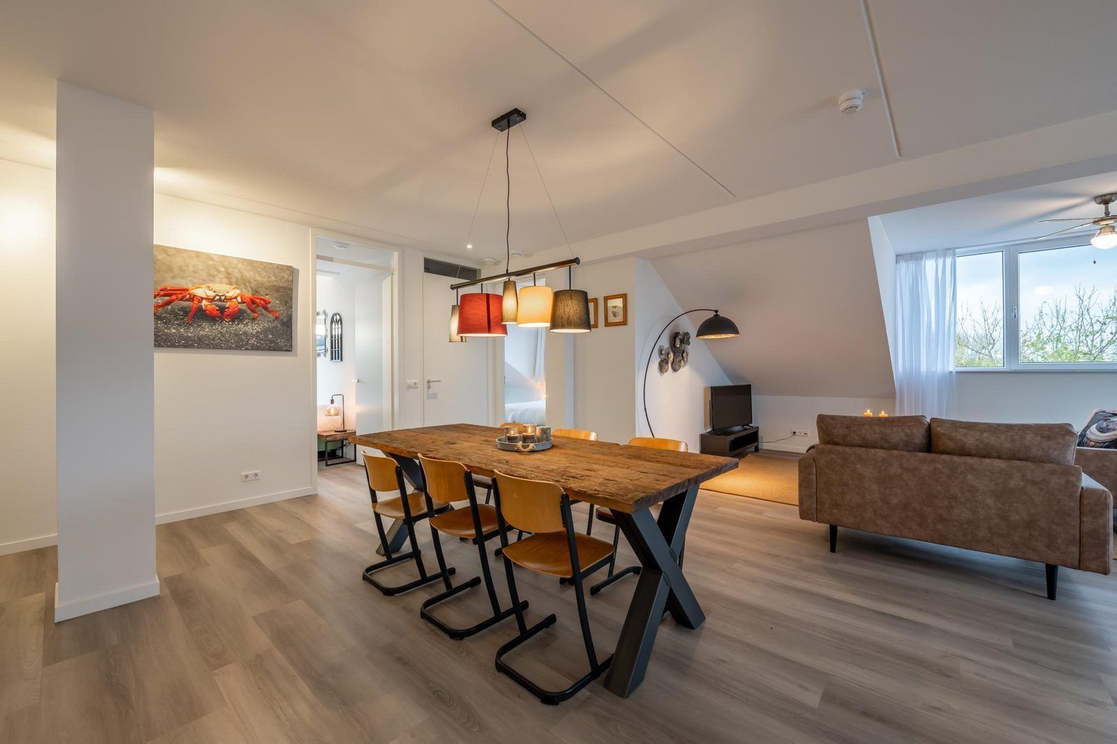 Stilvolles Esszimmer im VZ2303 Luxury Penthouse in Kamperland, Nord-Beveland, mit Holztisch und moderner Beleuchtung.