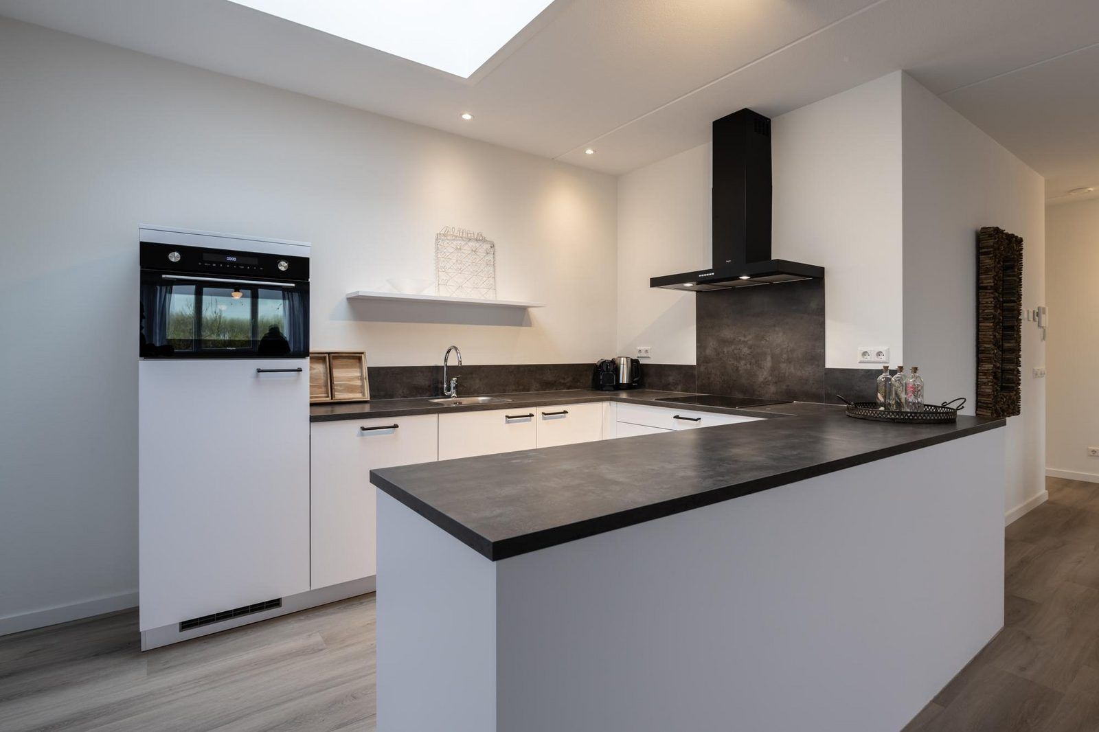 Funktionelle Kueche in VZ2303 Luxus-Penthouse in Kamperland mit Kuecheninsel, Noord-Beveland, Zeeland.