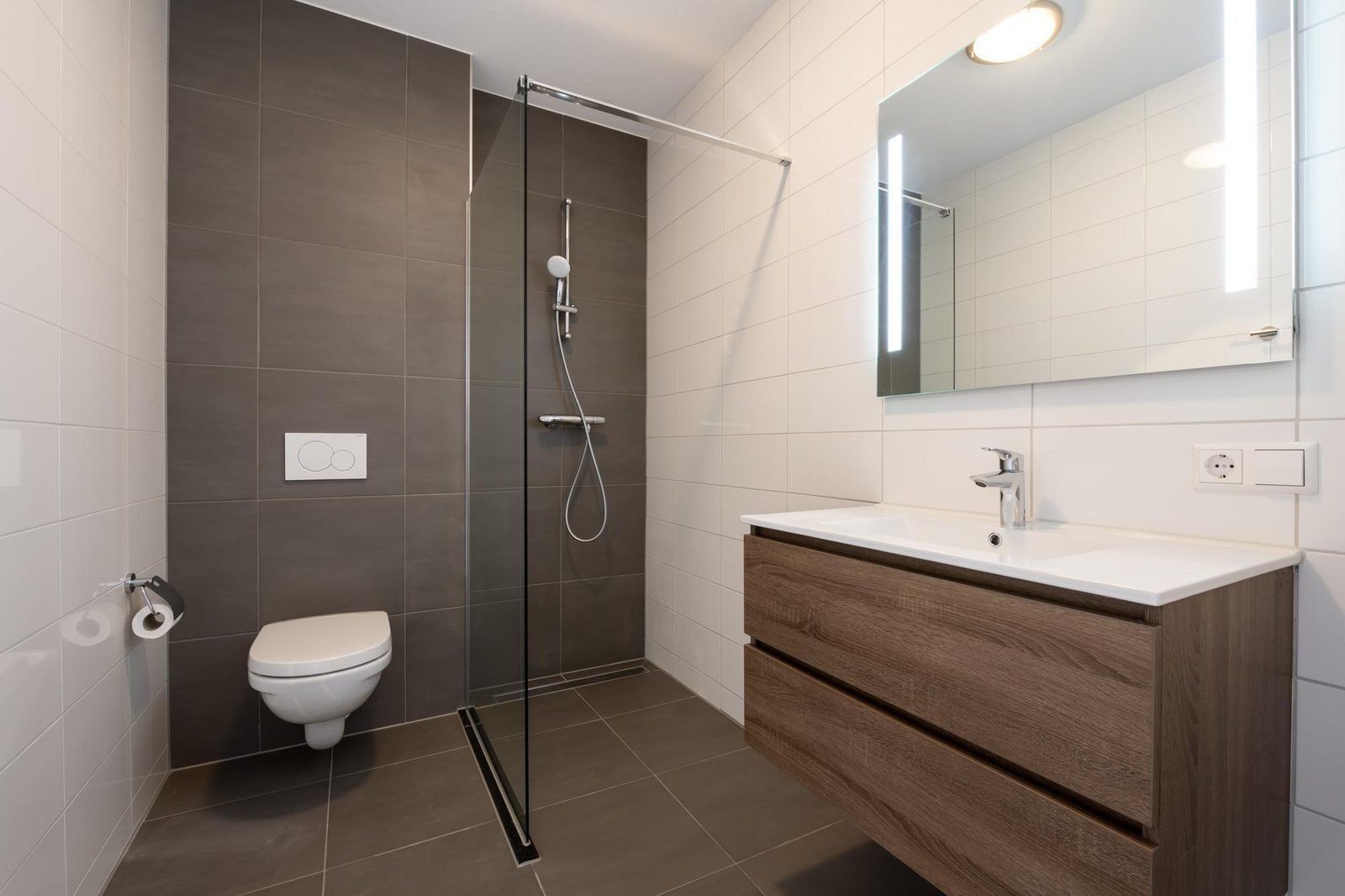 Stilvolles Badezimmer in VZ2303 Luxury Penthouse in Kamperland, Nord-Beveland, mit begehbarer Dusche und Waschbecken.