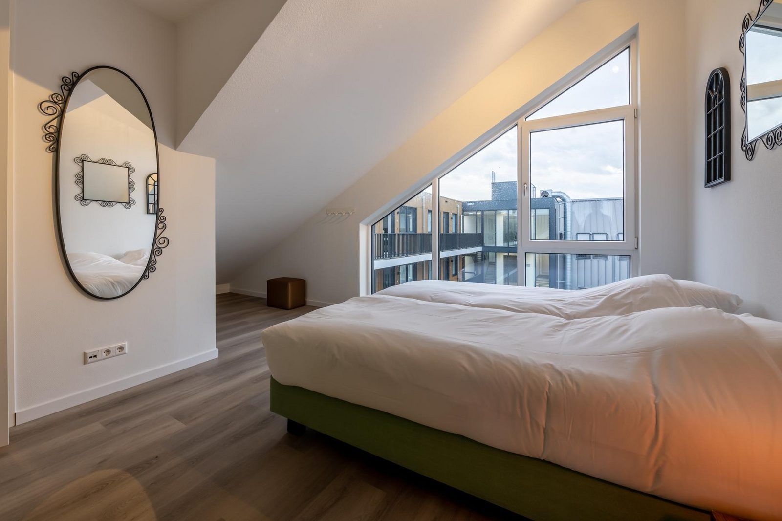 Helles Schlafzimmer in VZ2303 Luxus-Penthouse in Kamperland mit grossem Fenster, Noord-Beveland, Zeeland.