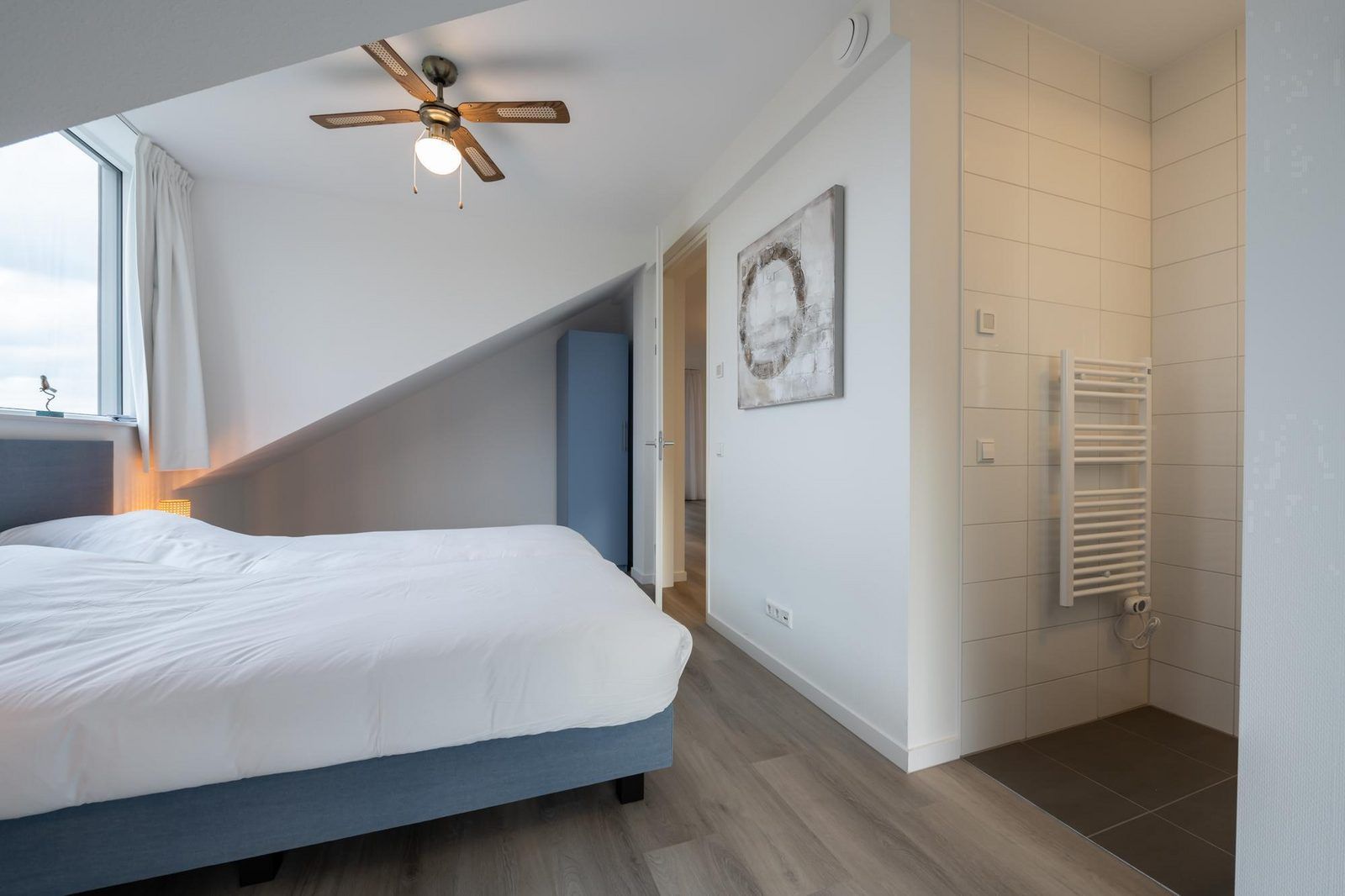 Geraeumiges Schlafzimmer in VZ2303 Luxurioeses Penthouse in Kamperland mit moderner Einrichtung, Noord-Beveland, Zeeland.