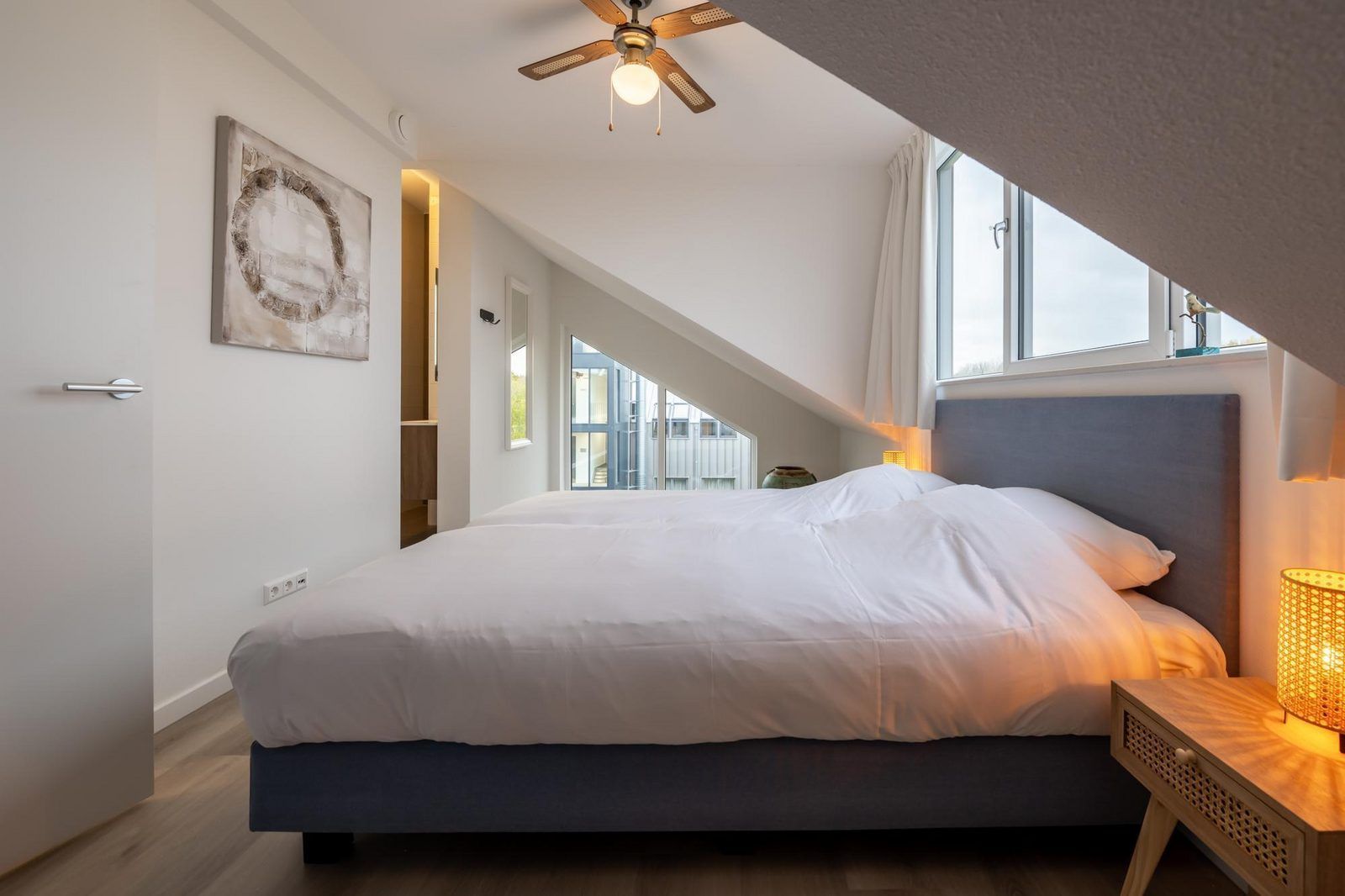 Gemuetliche Sitzecke im VZ2303 Luxury Penthouse in Kamperland, Nord-Beveland, mit Blick auf die Umgebung.