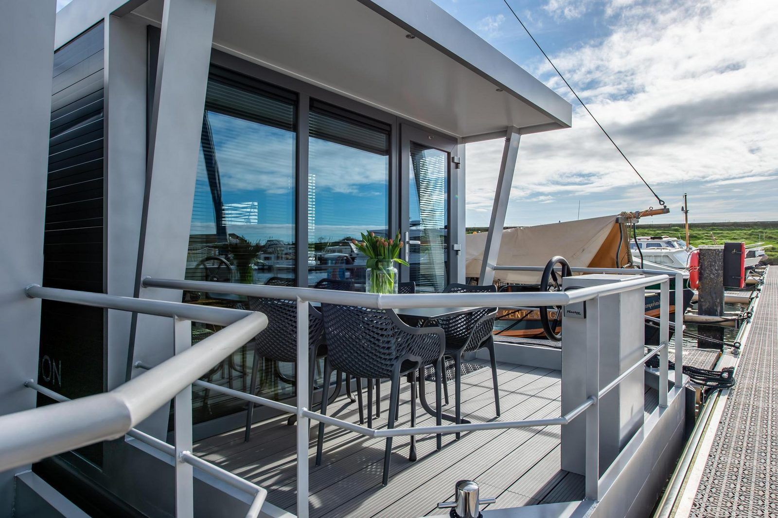 Terrasse von VZ2340 Water lodge in Kamperland mit Blick auf den Jachthafen in Noord-Beveland, Zeeland.