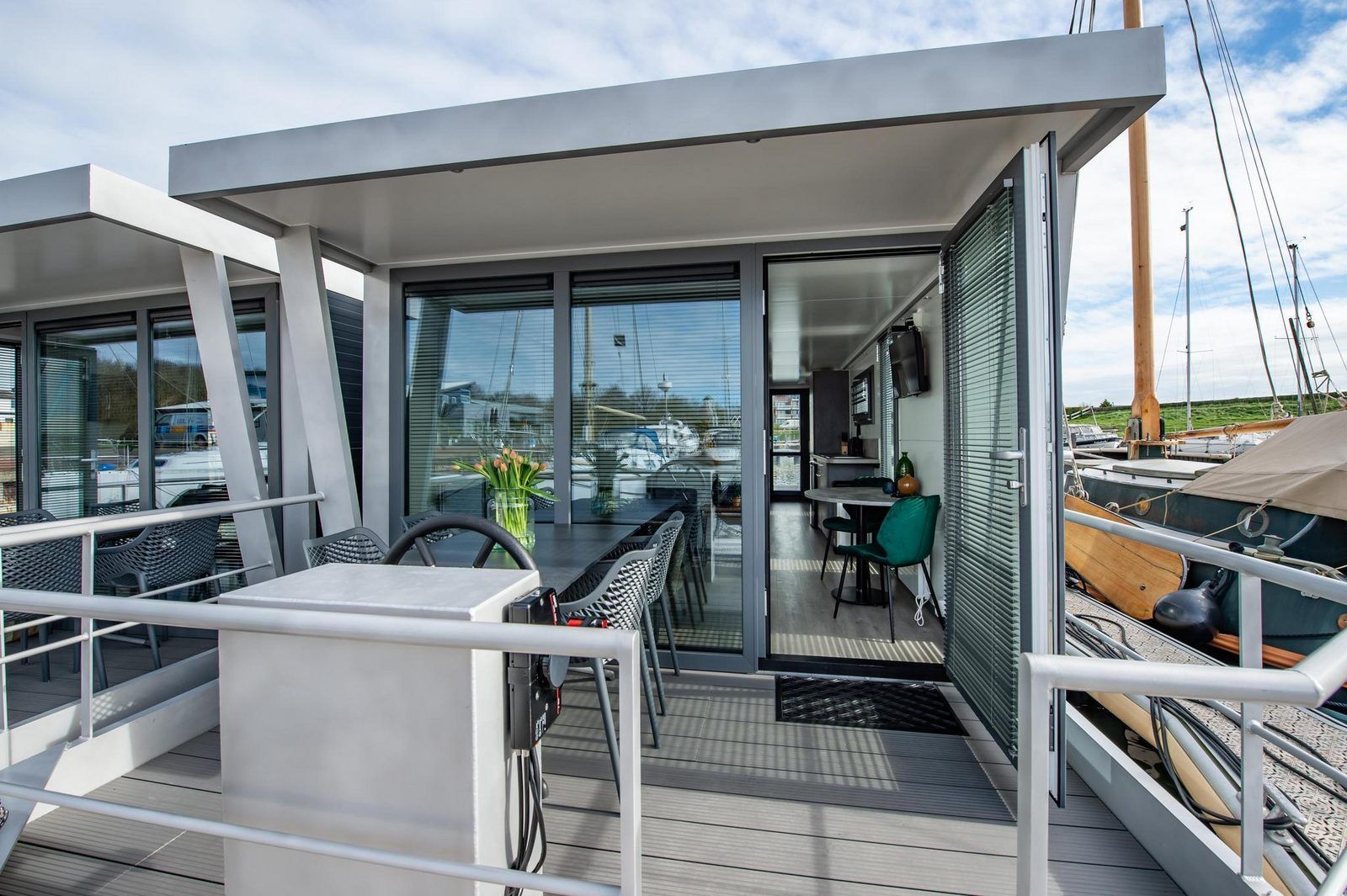 Eintritt zur VZ2340 Waterlodge in Kamperland, einer luxurioesen Glamping-Lodge in Noord-Beveland, Zeeland.