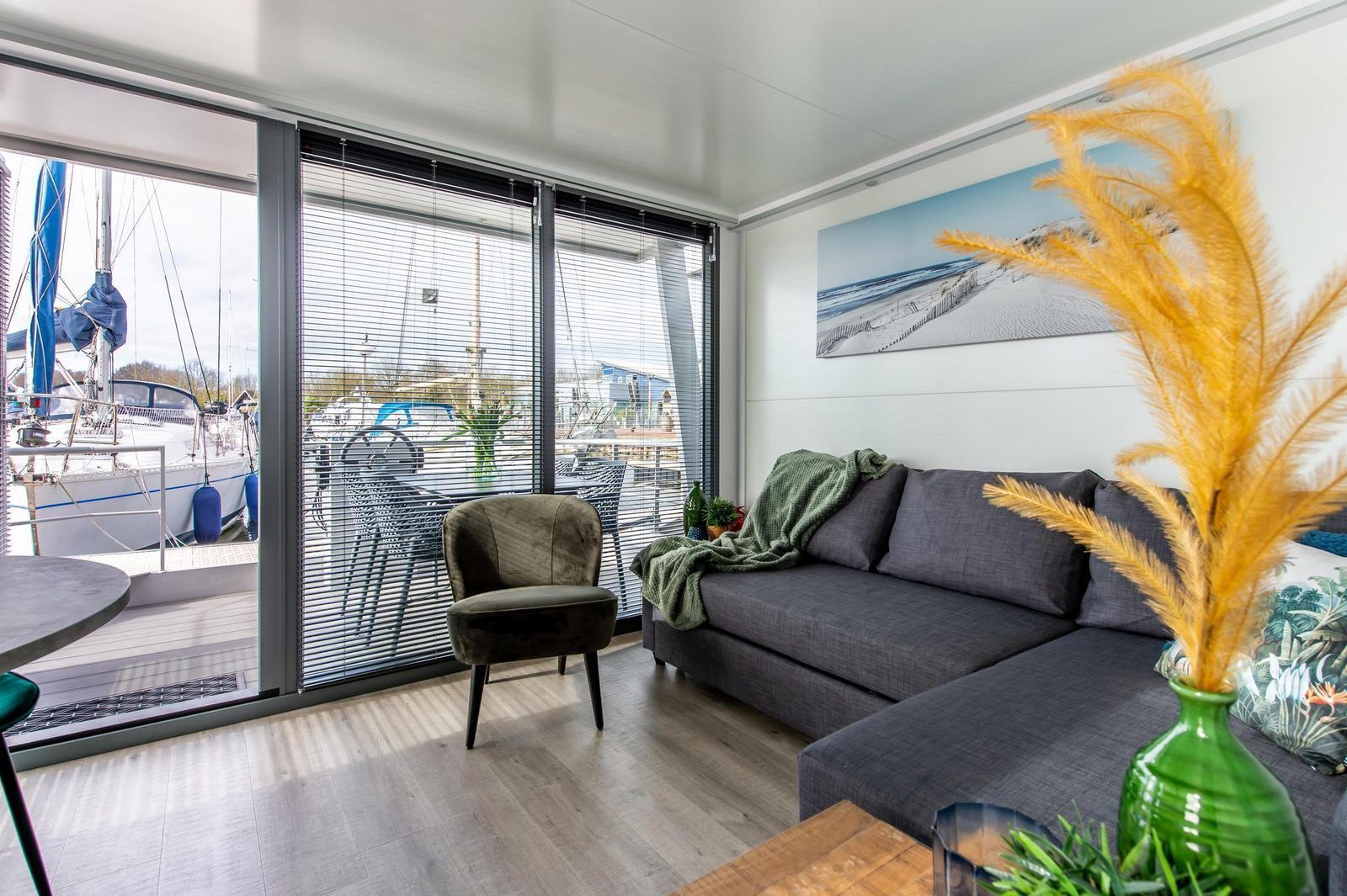 Innenraum des Wasserhauses VZ2340 in Kamperland mit moderner Kueche in Noord-Beveland, Zeeland.