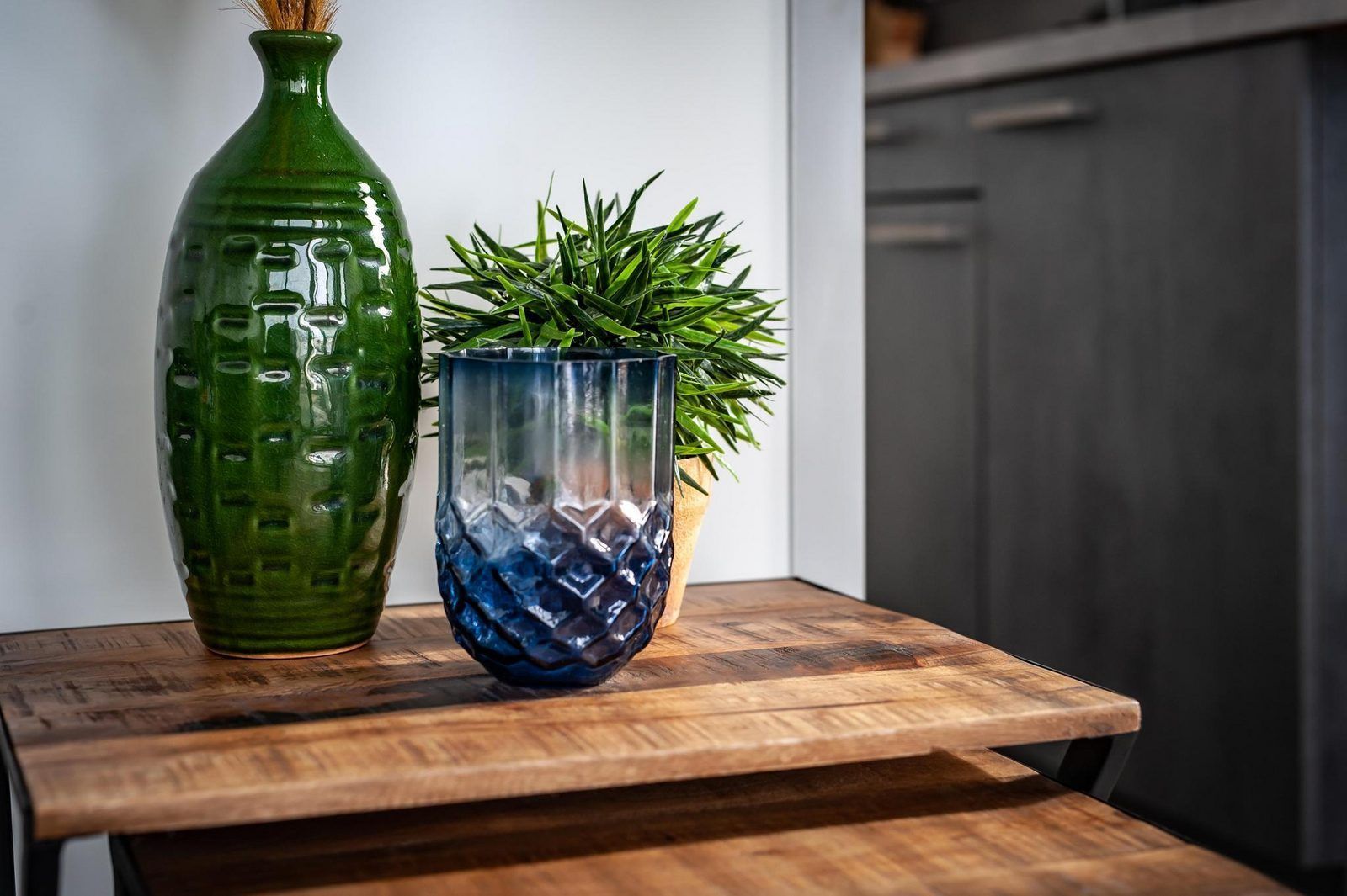 Terrasse von VZ2340 Water lodge in Kamperland mit Blick auf die vertaeuten Boote in Noord-Beveland, Zeeland.