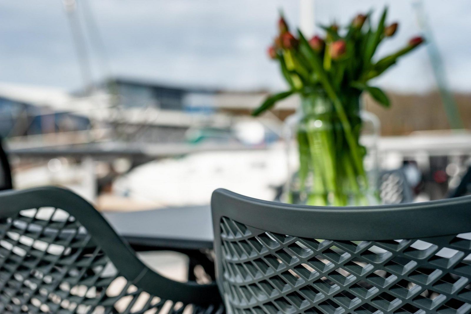 Stilvoll eingerichtet in VZ2340 Waterlodge in Kamperland, einer Glamping-Lodge in Noord-Beveland, Zeeland.