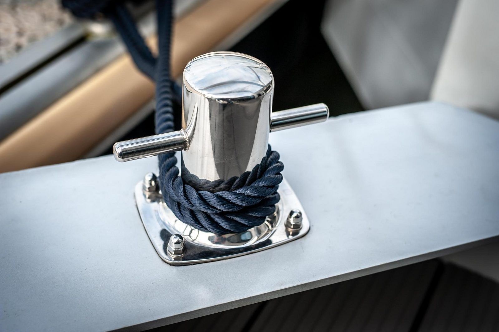 Fixpunkt auf dem VZ2340 Water lodge in Kamperland, gelegen im Jachthafen von Noord-Beveland, Zeeland.