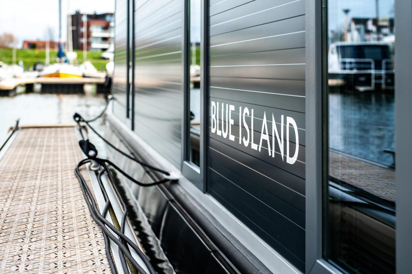 Aussenansicht von VZ2340 Water lodge in Kamperland, modernes Ferienhaus in Noord-Beveland, Zeeland.