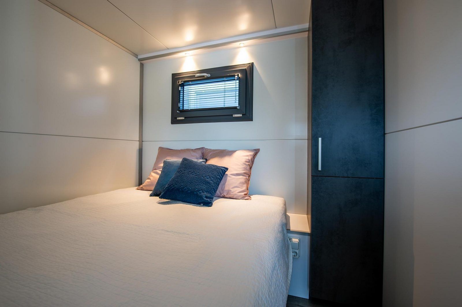 Schlafzimmer in VZ2340 Wasserhaus in Kamperland mit moderner Einrichtung in Noord-Beveland, Zeeland.