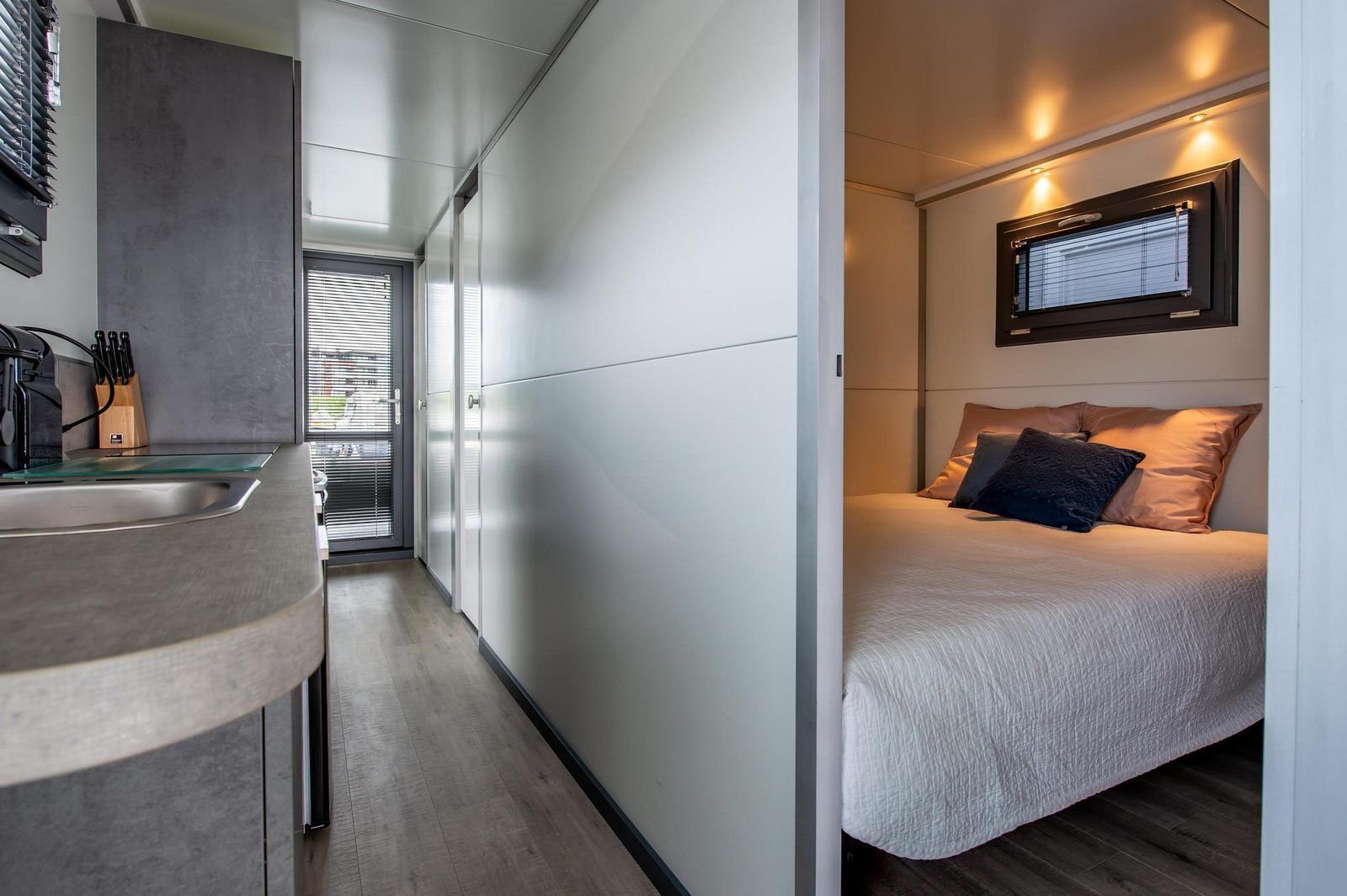 Gemuetliches Schlafzimmer in der VZ2340 Waterlodge in Kamperland, perfekt fuer eine erholsame Nachtruhe in Noord-Beveland, Zeeland.