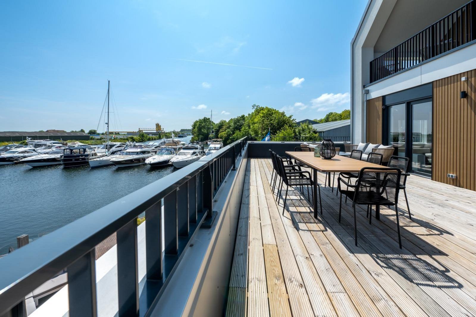 Geraeumige Terrasse bei VZ2407 Ferienwohnung in Kamperland, Noord-Beveland, mit Blick auf den Jachthafen.