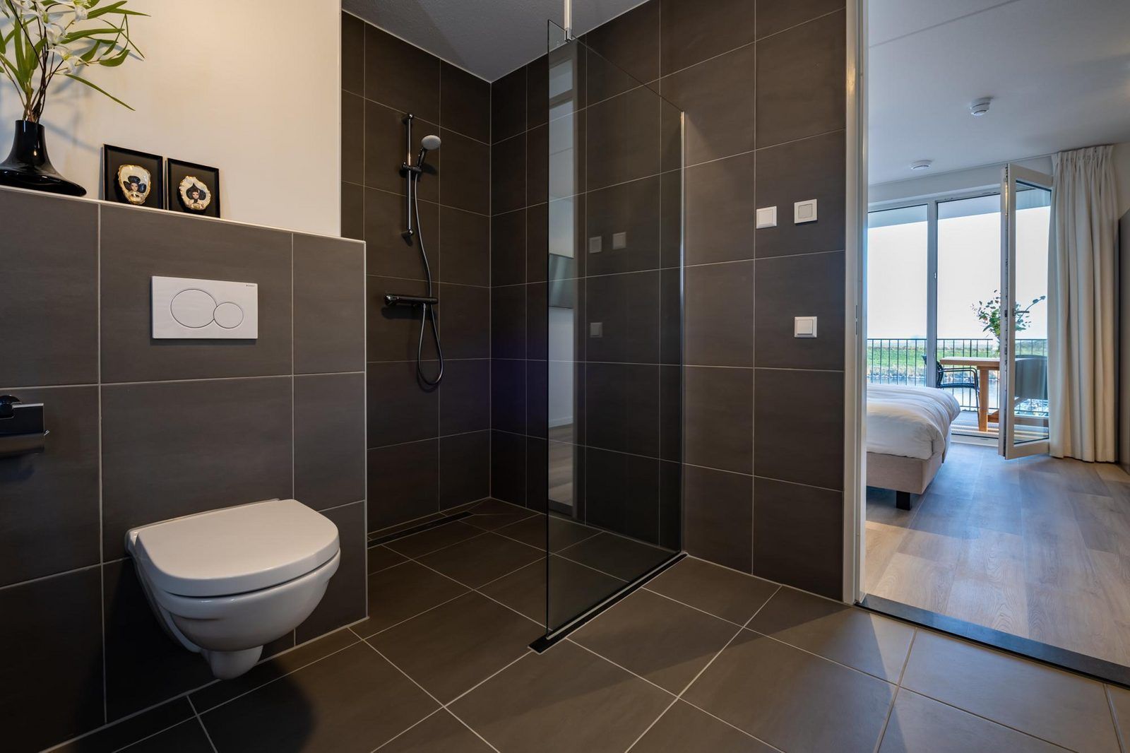 Modernes Badezimmer in VZ2407 Ferienwohnung, Kamperland, Noord-Beveland, mit begehbarer Dusche.
