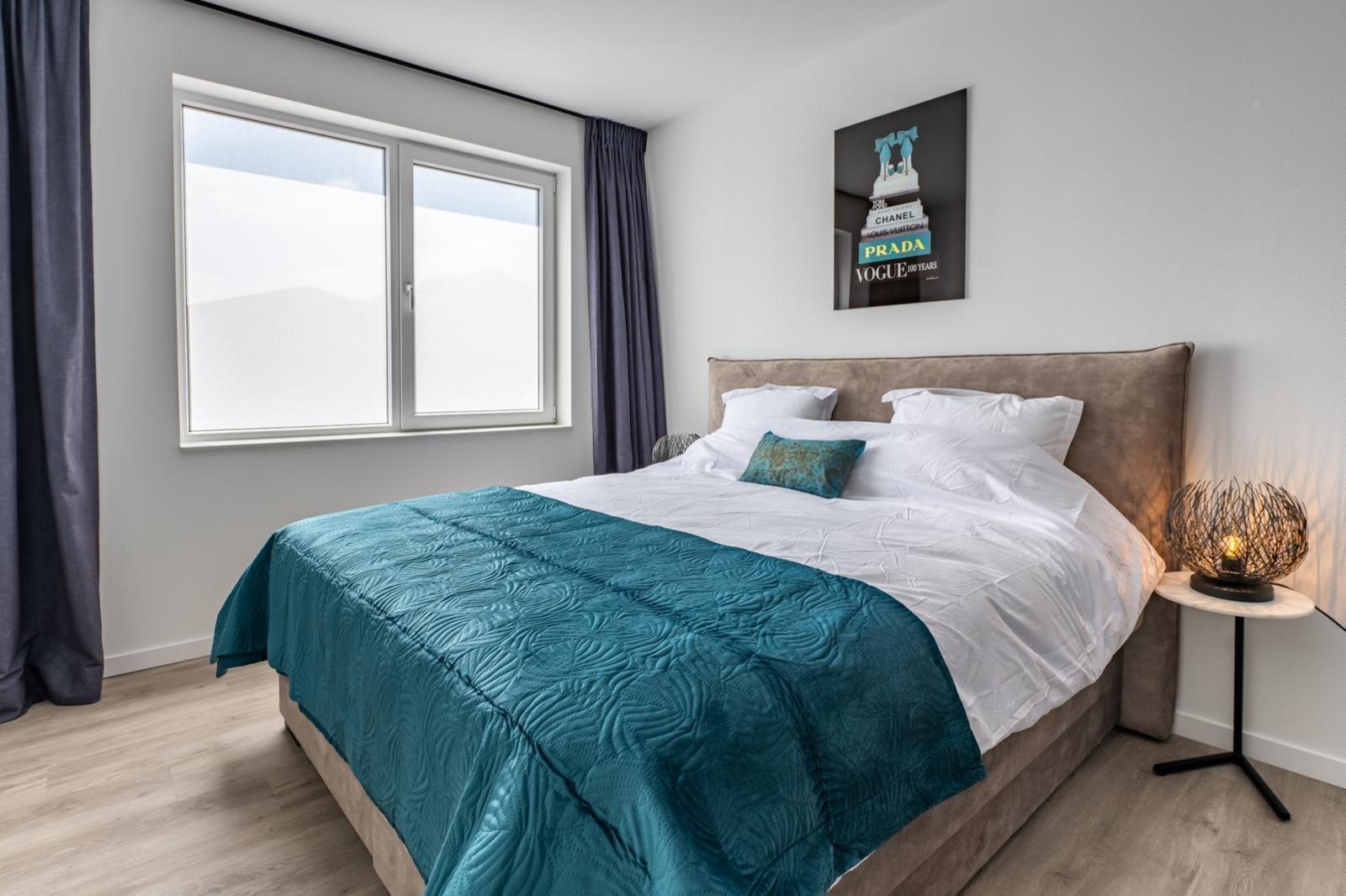 Hauptschlafzimmer mit Kingsize-Bett in VZ2407 Ferienwohnung, Kamperland, Noord-Beveland.