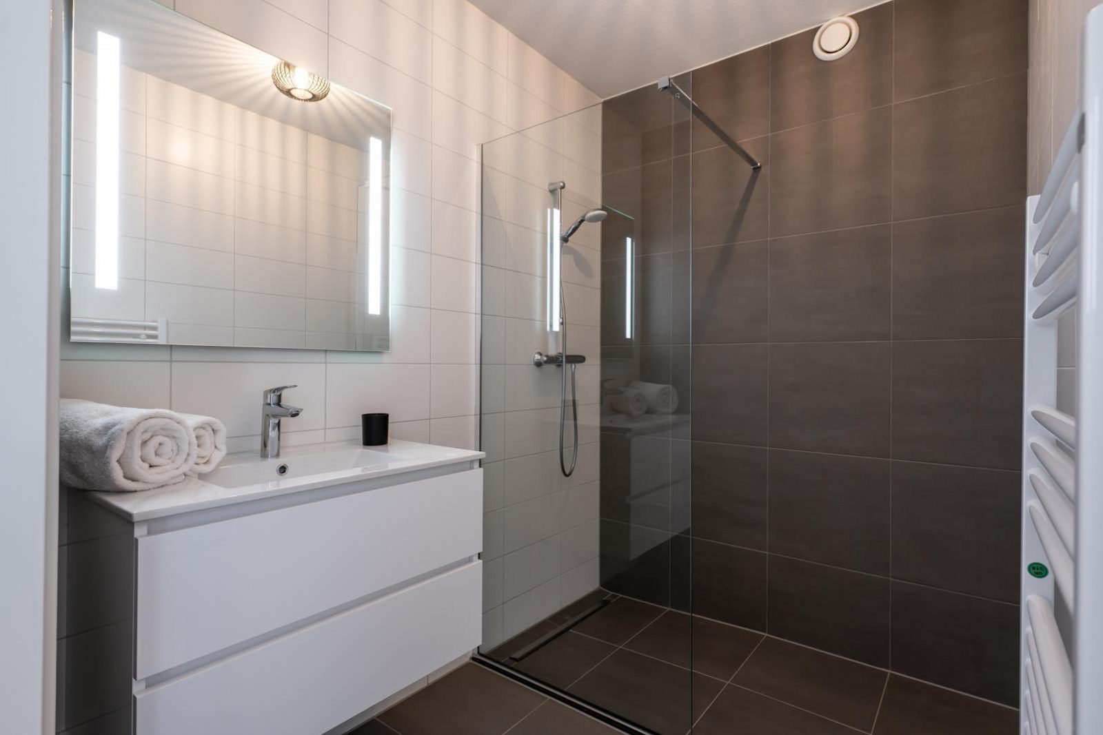 Stilvolles Badezimmer mit Glasduschwand in VZ2407 Ferienwohnung, Kamperland, Nord-Beveland.