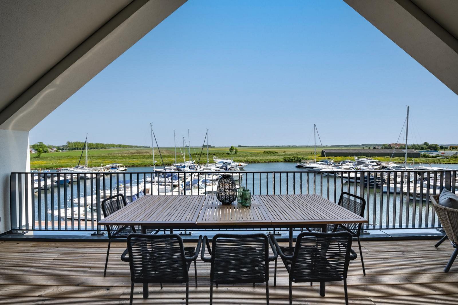 Balkon mit Blick auf den Hafen in VZ2407 Ferienwohnung in Kamperland, Nord-Beveland.