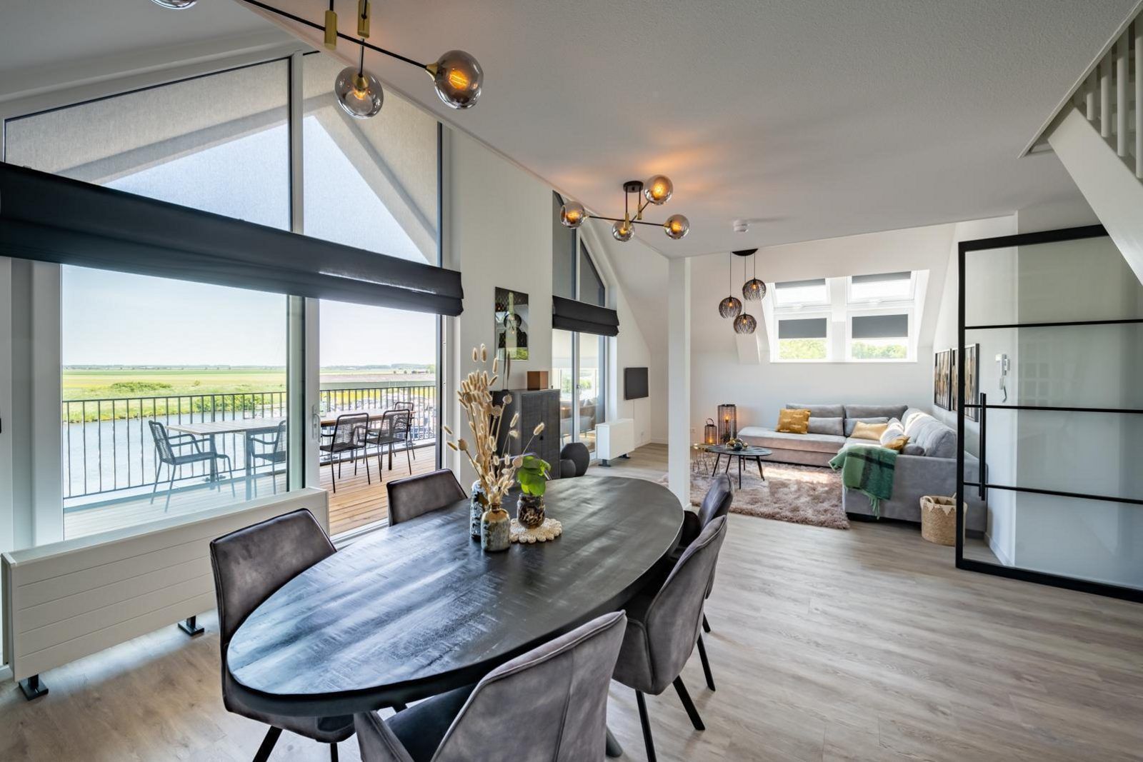 Gemuetliche Ess- und Sitzecke in der Ferienwohnung VZ2407, Kamperland, Noord-Beveland, mit viel Licht.