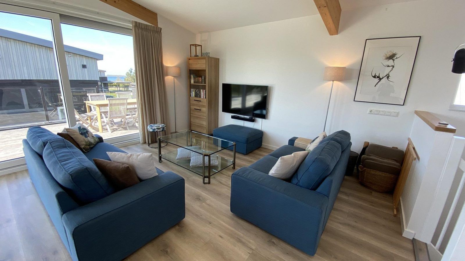 VZ948 Ferienvilla Kamperland, gemuetliches Wohnzimmer mit viel Licht in Kamperland, Noord-Beveland, Zeeland.