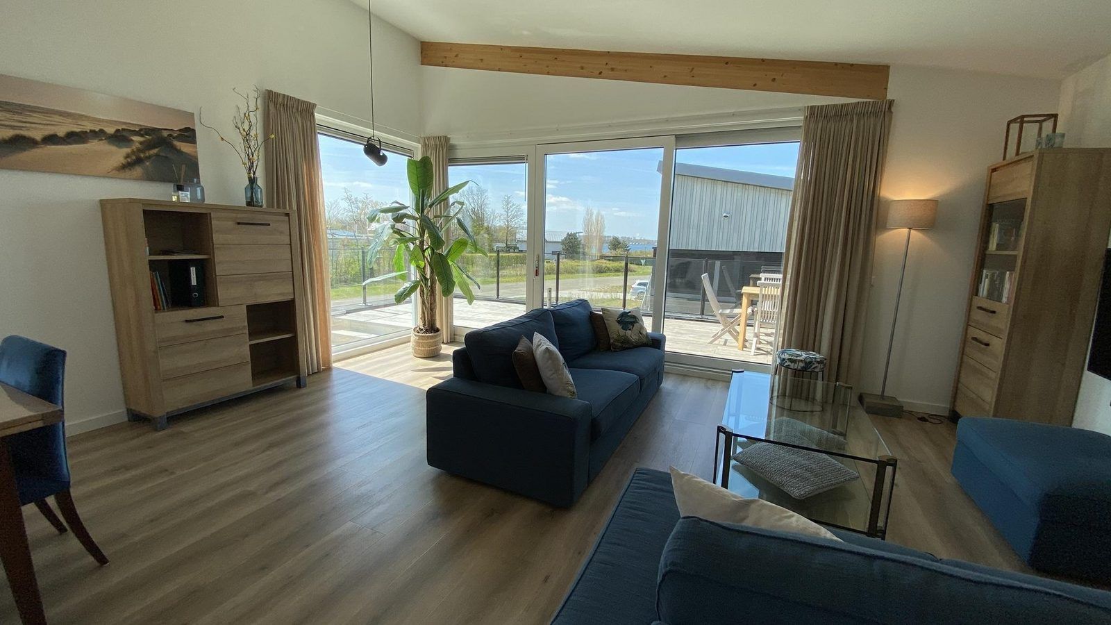 VZ948 Ferienvilla Kamperland, geraeumiges Esszimmer mit Blick auf den Garten in Kamperland, Noord-Beveland, Zeeland.