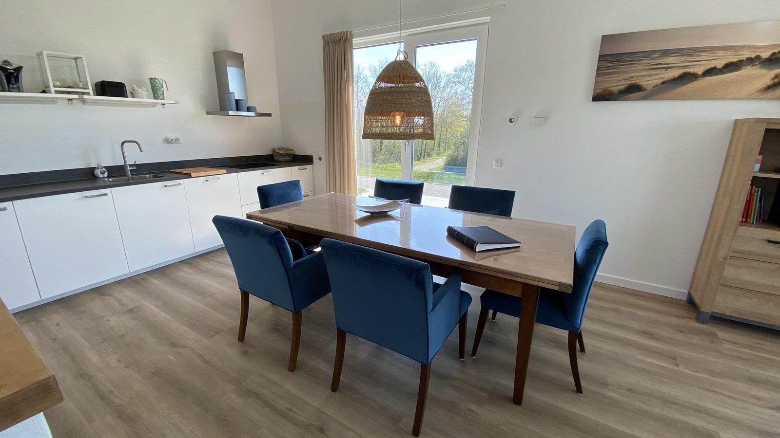 VZ948 Ferienvilla Kamperland, stilvolles Esszimmer mit grossen Fenstern in Kamperland, Noord-Beveland, Zeeland.