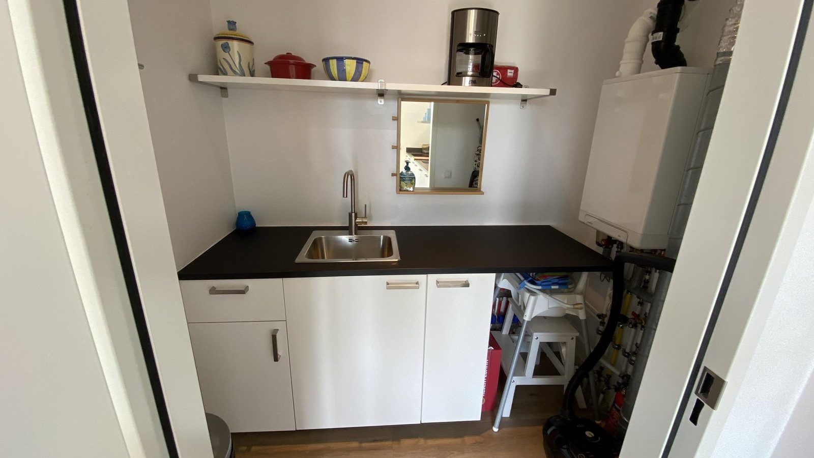 VZ948 Ferienvilla Kamperland, stilvolle Treppe zum Obergeschoss in Kamperland, Noord-Beveland, Zeeland.