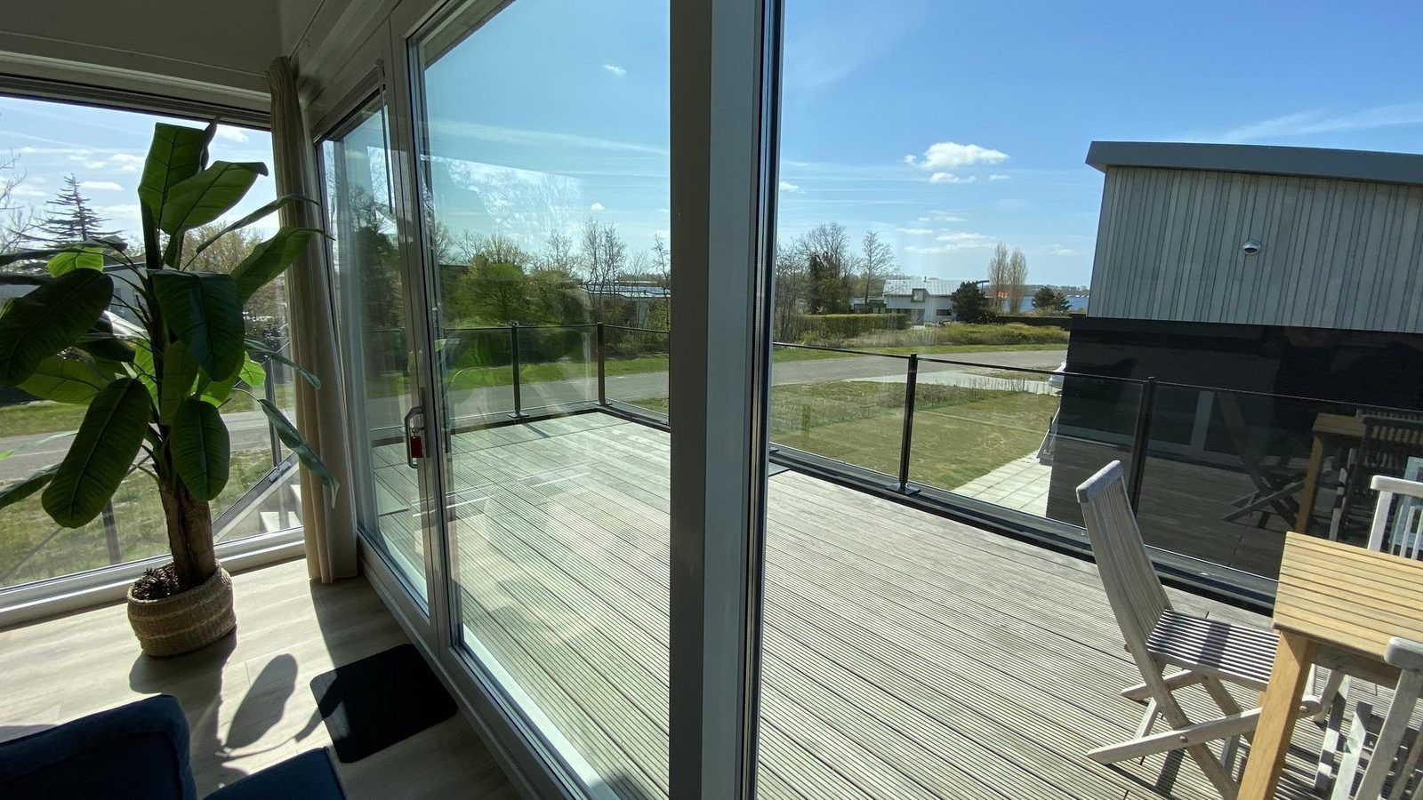 VZ948 Ferienhaus Kamperland, moderner Korridor mit stimmungsvoller Beleuchtung in Kamperland, Noord-Beveland, Zeeland.