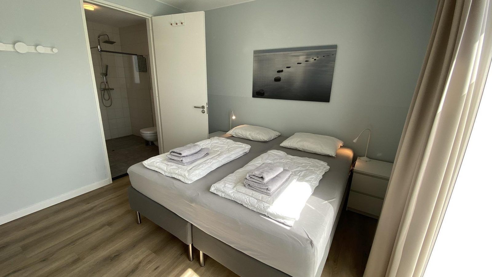 VZ948 Ferienhaus Kamperland, Badezimmer mit grosser Dusche und Waschbecken in Kamperland, Noord-Beveland, Zeeland.