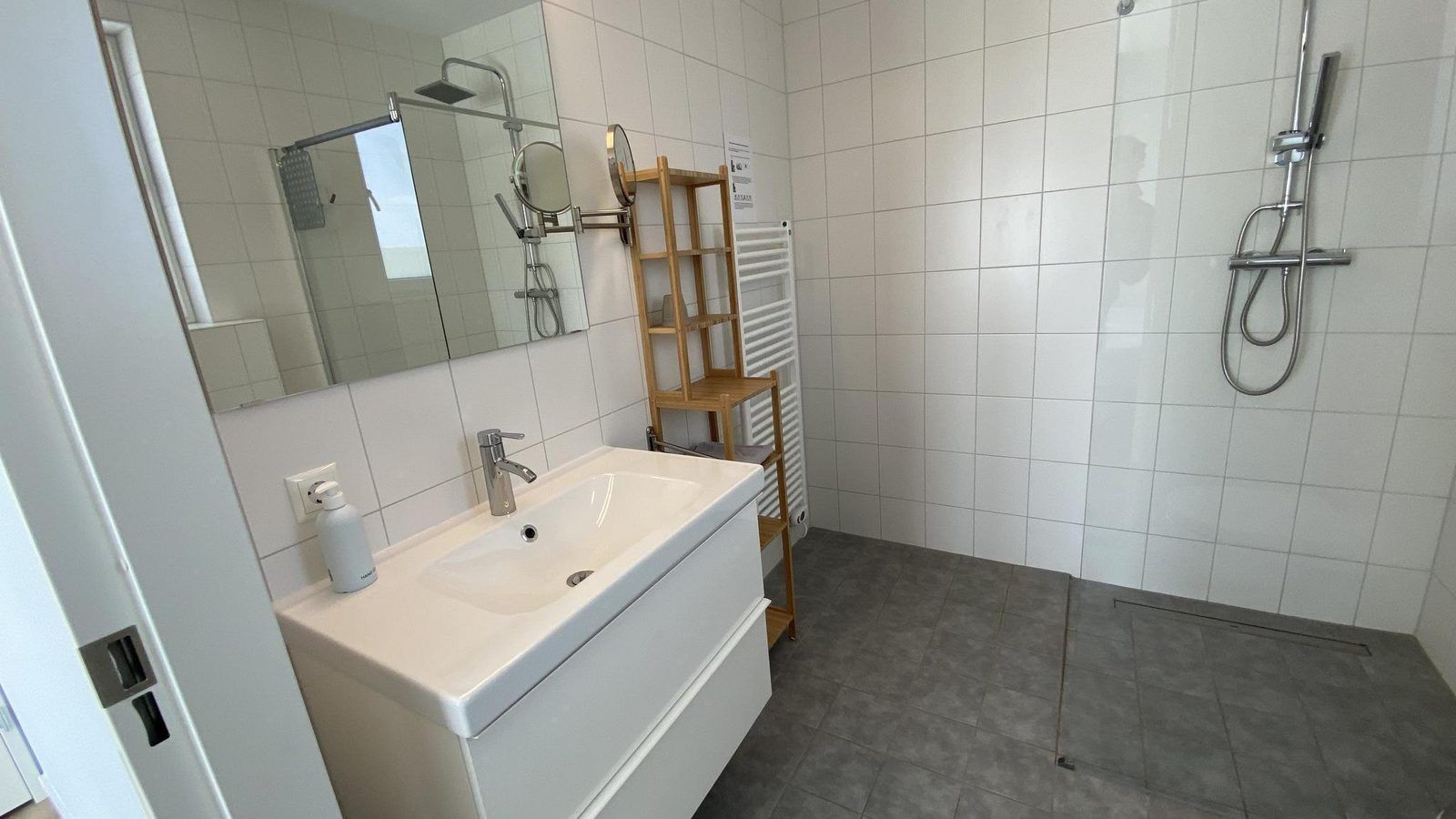 VZ948 Ferienvilla Kamperland, komfortables Schlafzimmer mit viel Licht in Kamperland, Noord-Beveland, Zeeland.