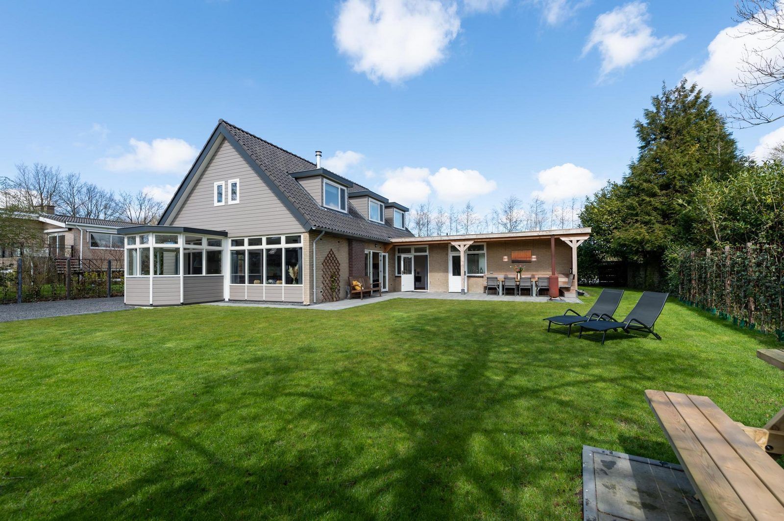 Terrasse und Liegestuehle auf VZ1164 Grosse freistehende Villa in Kamperland, Noord-Beveland, Zeeland.