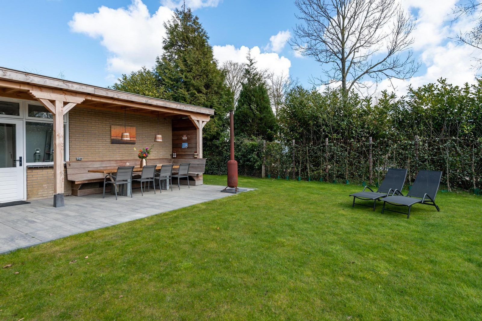 Ueberdachte Terrasse bei VZ1164 Grosse freistehende Villa in Kamperland, ideal fuer Mahlzeiten im Freien.