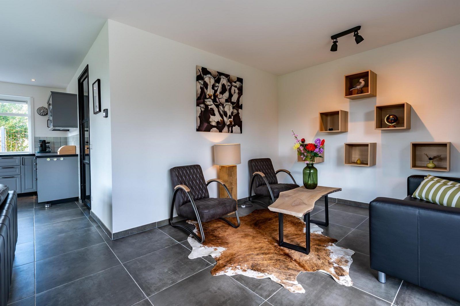 Attraktive Sitzecke in VZ1164 Grosse freistehende Villa in Kamperland, mit Kunst an der Wand.