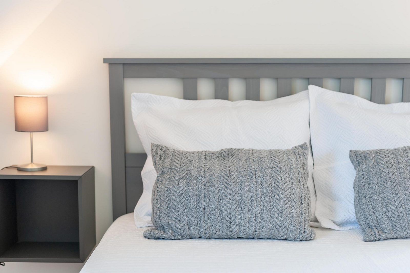 Schlafzimmer mit stilvoller Beleuchtung in VZ1164 Grosse freistehende Villa in Kamperland, Zeeland.