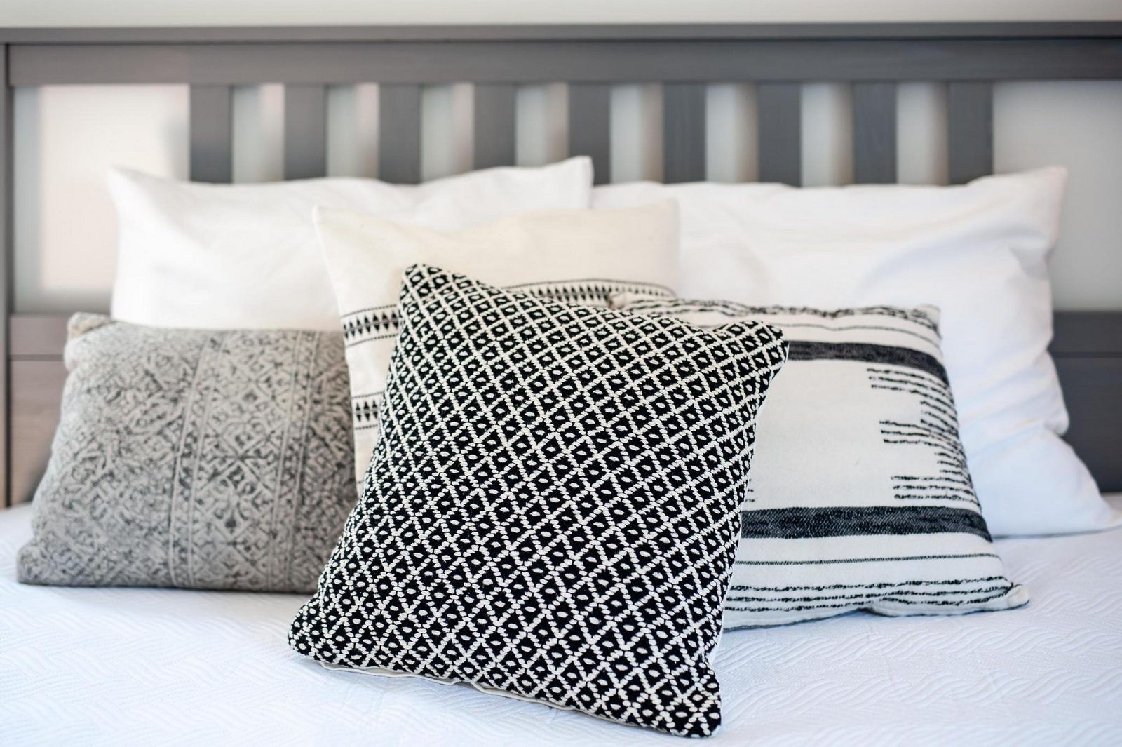 Detail des Bettes mit Kissen in VZ1164 Grosse freistehende Villa in Kamperland, Nord-Beveland.