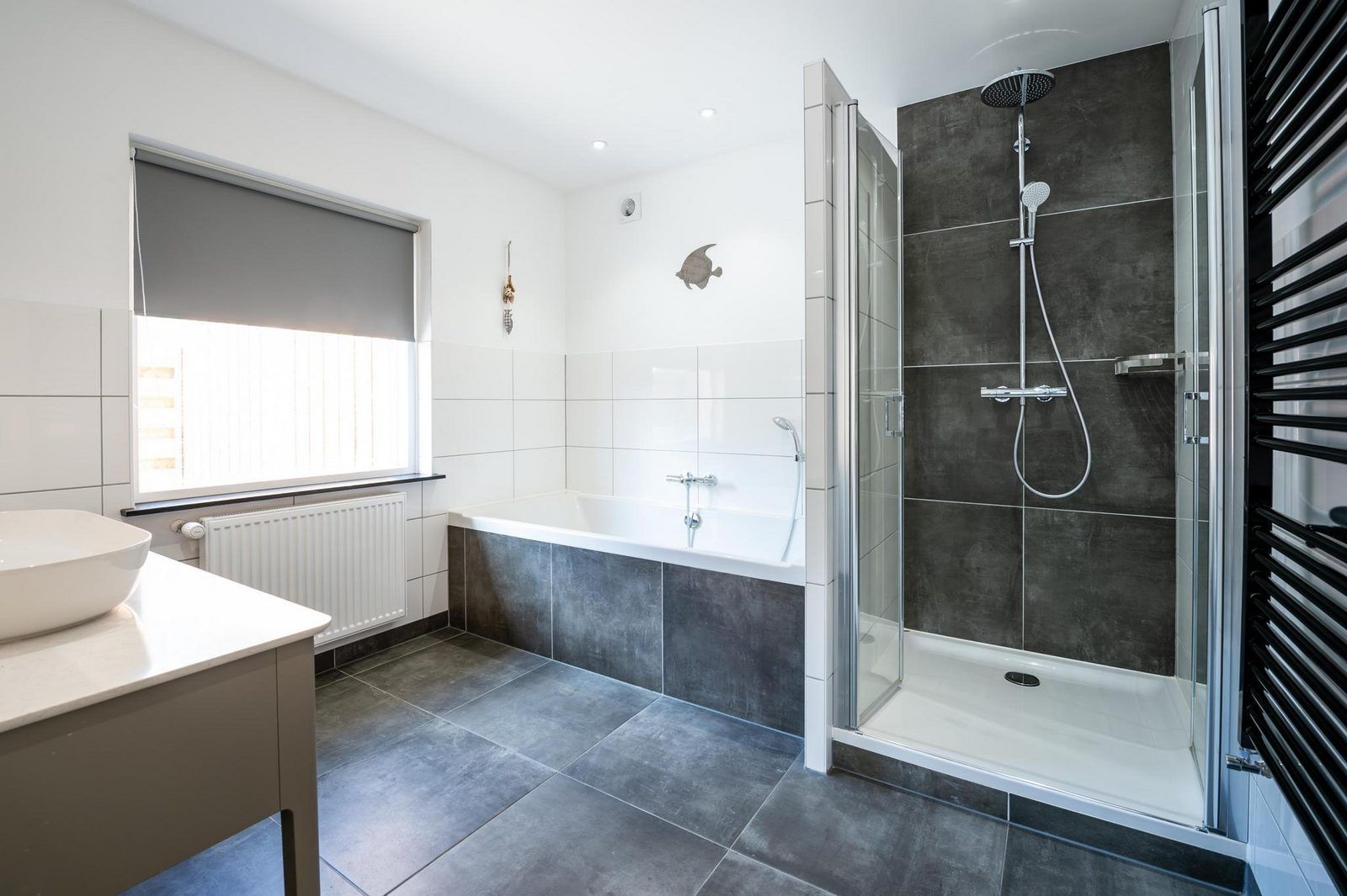 Modernes Badezimmer mit Dusche und Badewanne in VZ1164 Grosse freistehende Villa in Kamperland.